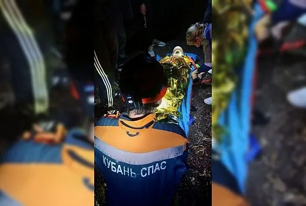 Под Геленджиком спасатели 10 км несли на носилках придавленного деревом мужчину