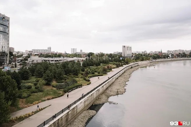 В Краснодаре вновь заметили пену и масляные пятна в Кубани