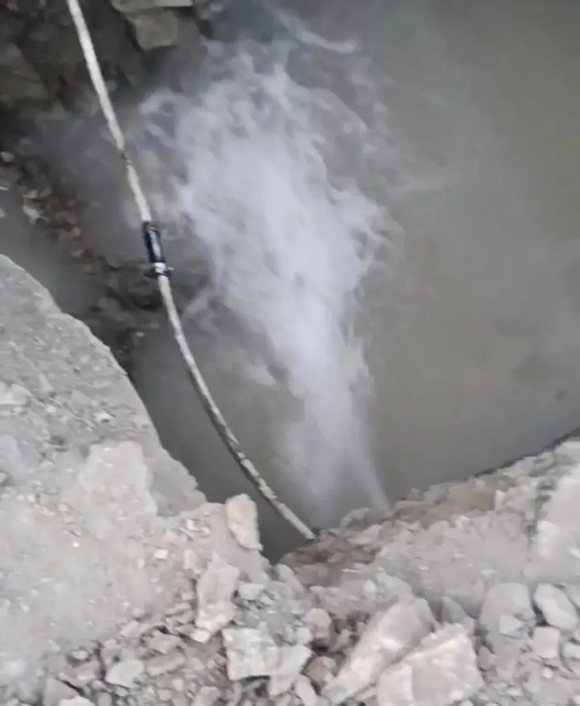 Жители Мефодиевки жалуются на неогороженные траншеи с водой