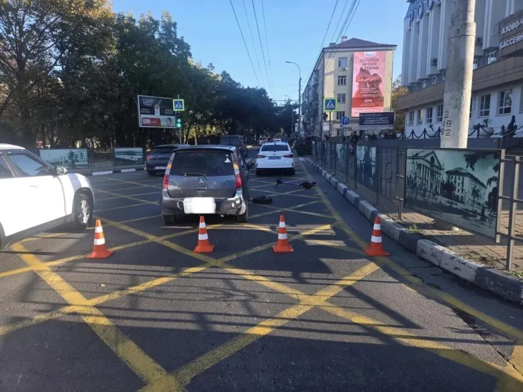 Подросток на самокате врезался в иномарку в центре Новороссийска