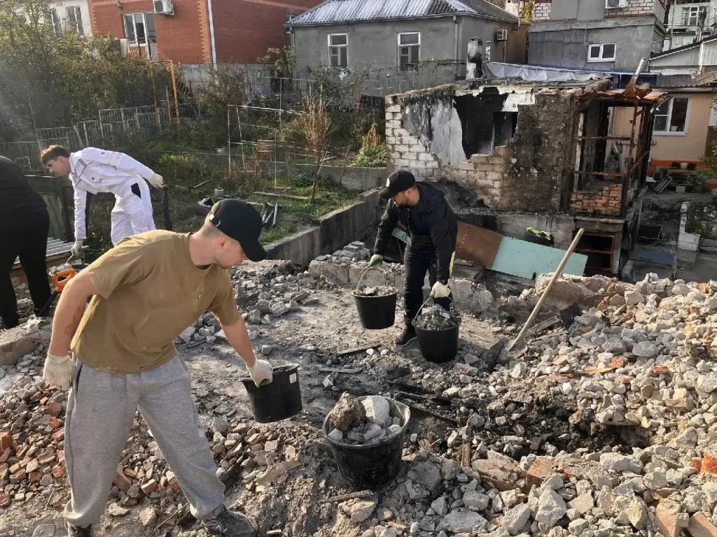В Новороссийске вручную разбирают завалы после атак БПЛА